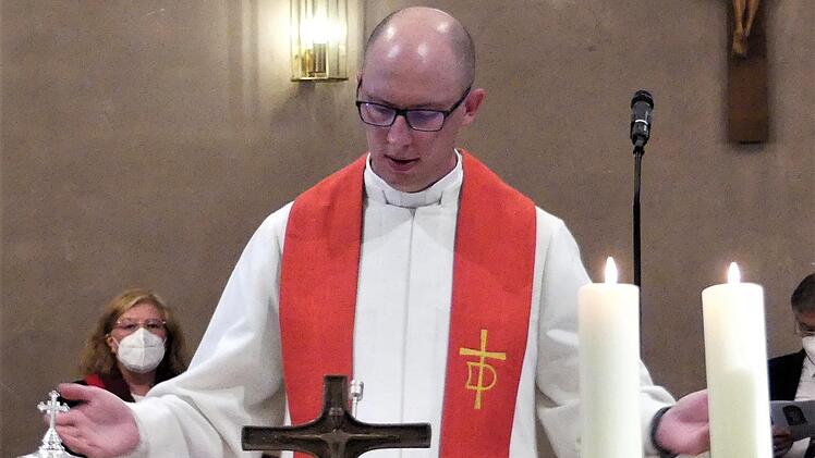 Diakon Maik Richter bei seiner ersten Predigt in der Erlöserkirche. Foto: Heiko Kuschel