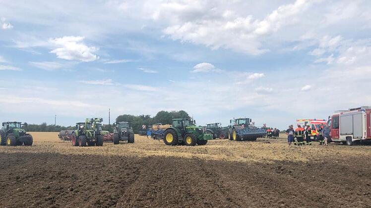 Iphofen: Unberechenbare Flammen auf Feld entz&uuml;nden Feuerwehrauto - "Lage eskalierte"