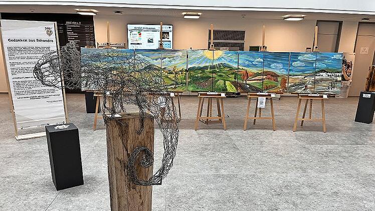 Im Rahmen des Projekts &bdquo;Kultur.vermittelt.Klima&ldquo; haben sich Mitglieder des Malvereins Palette aus Schondra sowie die Holzbildhauerinnen Annette Scheder und Eva Reichert-Nelkenstock mit dem Thema auseinandergesetzt.