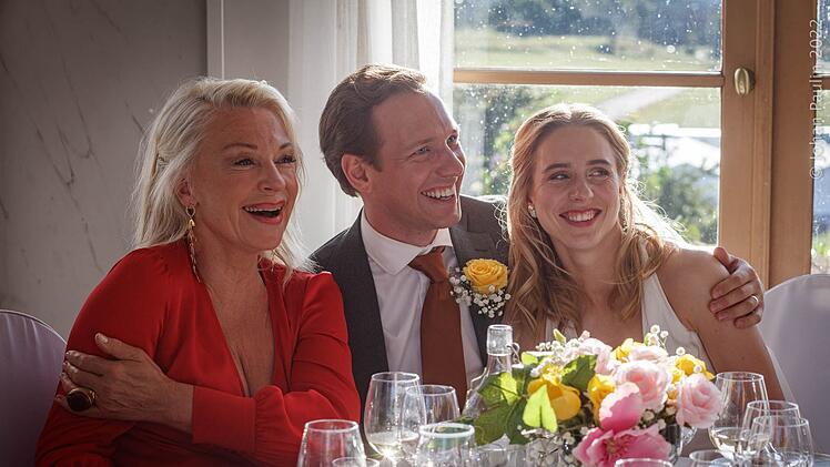 Mathilda (Carla Sehn, rechts) und Johannes (Simon Reithner) feiern mit Mathildas Mutter Nora (Katarina Ewerl&ouml;f) und anderen. Aber ist Mathilda wirklich klar, wohin sie mit ihrem Leben will?