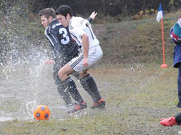 Noch Fußball oder schon Wasserball? Gesehen am Nüdlinger Wurmerich im Spiel gegen den FC Rottershausen. Foto: ssp