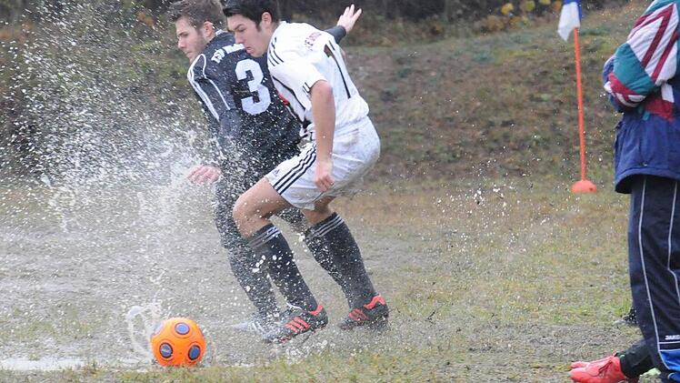 Noch Fußball oder schon Wasserball? Gesehen am Nüdlinger Wurmerich im Spiel gegen den FC Rottershausen. Foto: ssp