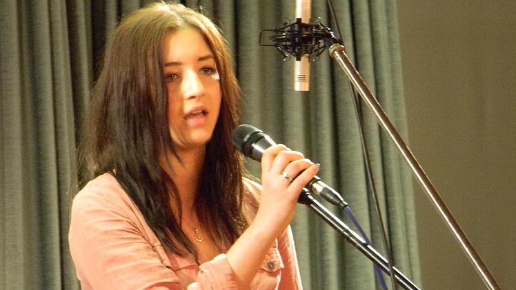 Carina Krämer interpretierte einen Hit von Miley Cyrus. Fotos: Lengenfelder