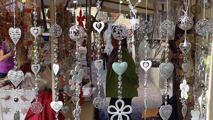 Selbstgebastelte Dekoration und Geschenke verkaufte diese Damen aus Rattelsdorf. Konkurrenz hatte sie keine. Der Andrang an Händlern war an diesem Kirchweihmarkt sehr gering.