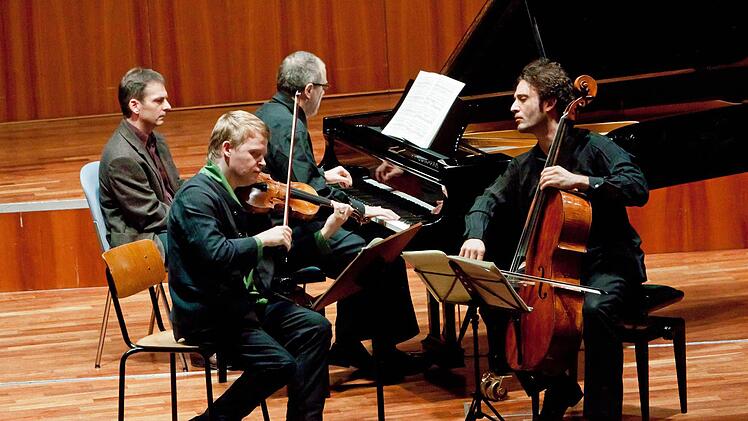 Der Geiger Pekka Kuusisto, der Pianist Alexander Lonquich und der Cellist Nicolas Altstaedt (von links) begeisterten bei ihrem Gastspiel im Kongresshaus. Foto: Jochen Berger
