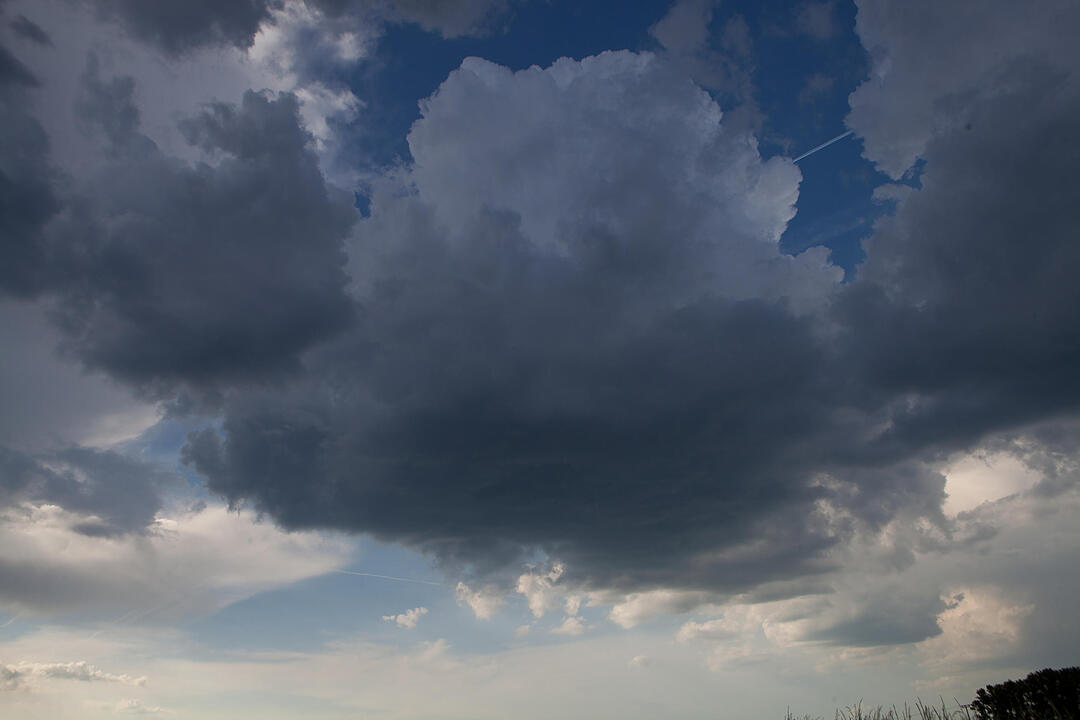 Gewitter entladen sich aus kilometerhohen WolkentŸrmen - Beeindruckende Blitzshow die gesamte Nacht durch - Schafe suchen vor Gewitter und Starkregen Schutz