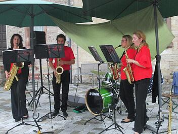 Mit Jazz und Blues des Ensembles "Sax4Session" startete die Sommerkonzertreihe der Stadt Hammelburg am Viehmarkt unterm Regendach.        Winfried Ehling