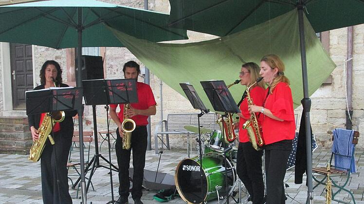 Mit Jazz und Blues des Ensembles "Sax4Session" startete die Sommerkonzertreihe der Stadt Hammelburg am Viehmarkt unterm Regendach.        Winfried Ehling