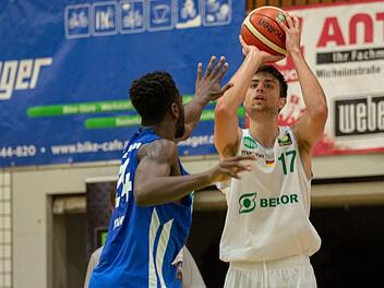 Mateo Seric (r.) steigt gegen den Karlsruher Roland Nyama zum Wurf hoch. Der Baunacher Neuzugang traf sieben seiner neun Würfe und verwandelte drei Freiwürfe. Damit kam er auf 17 Punkte, zudem holte er sieben Rebounds. Foto: Kilian Schmitt