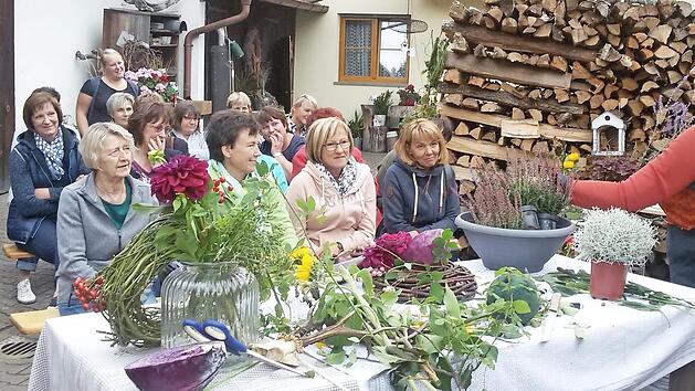 Henriette Dornberger aus Wetzhausen (rechts) stellte den Frauen der Obst- und Gartenbauvereine Ebern, Unterpreppach und Jesserndorf ihre Philosophie und ihre Gestaltungsideen vor. Foto: Birgit Baier/OGV Ebern