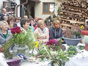 Henriette Dornberger aus Wetzhausen (rechts) stellte den Frauen der Obst- und Gartenbauvereine Ebern, Unterpreppach und Jesserndorf ihre Philosophie und ihre Gestaltungsideen vor. Foto: Birgit Baier/OGV Ebern