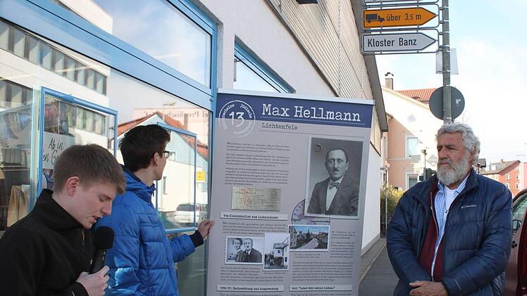 Gabriel Hellmann (rechts) aus Tel Aviv hörte zu, als Lichtenfelser Schüler aus dem Leben seiner Großeltern berichteten. Wo sie einst wohnten, wurden nun zum Gedenken sogenannte Stolpersteine in den Gehsteig gesetzt. Fotos: R. Popp