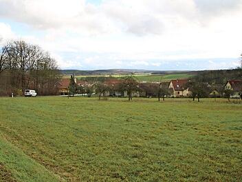 Auf dieser Wiese oberhalb des bestehenden Baugebietes in Kleinwenkheim soll ein weiteres entstehen. Der Investor hat den Bau von Einzel- und Mehrfamilienhäusern geplant.  Foto: Thomas Malz