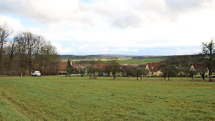 Auf dieser Wiese oberhalb des bestehenden Baugebietes in Kleinwenkheim soll ein weiteres entstehen. Der Investor hat den Bau von Einzel- und Mehrfamilienhäusern geplant.  Foto: Thomas Malz