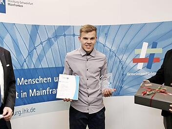 Der Knetzgauer Luca Zei&szlig; mit den Vertretern der IHK  Foto: IHK