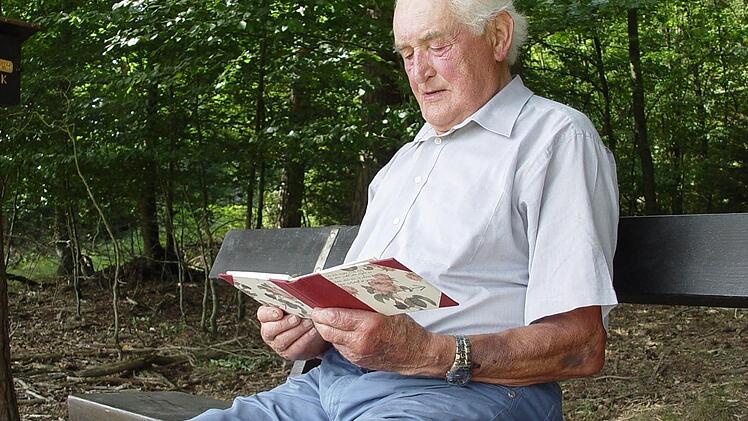 Titus Kleinhenz liest in seinem Bankbuch und freut sich über die netten Beiträge. Foto: Wolfgang Wimmel