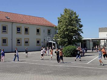 Die Schließung der beiden Schulhäuser in Gehülz und Neuses (Bild) waren richtige Entscheidungen. Dies hat der Stadtrat Kronach am Montag verlauten lassen.