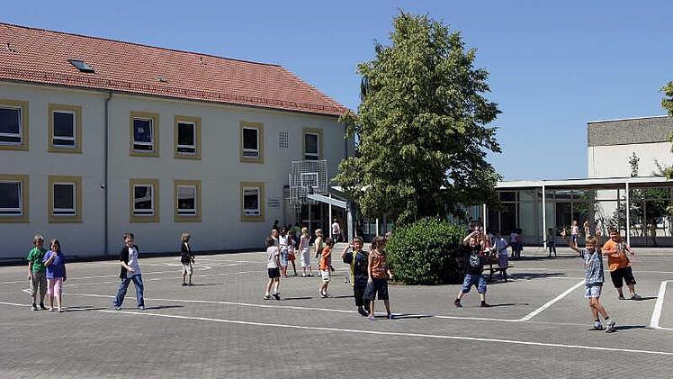 Die Schließung der beiden Schulhäuser in Gehülz und Neuses (Bild) waren richtige Entscheidungen. Dies hat der Stadtrat Kronach am Montag verlauten lassen.