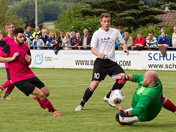 FC Welitsch - FC U/Oberrodach: Bei der großen Ausgleichschance durch Andreas Zottmann (weißes Trikot) hält der Welitscher Torhüter Andreas Scherbel den Ball und damit den Aufstieg für seine Mannschaft fest.  Fotos: Heinrich Weiß