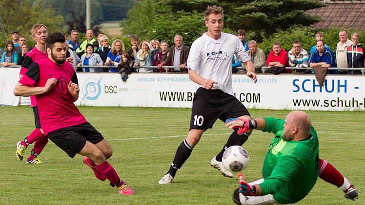 FC Welitsch - FC U/Oberrodach: Bei der großen Ausgleichschance durch Andreas Zottmann (weißes Trikot) hält der Welitscher Torhüter Andreas Scherbel den Ball und damit den Aufstieg für seine Mannschaft fest.  Fotos: Heinrich Weiß