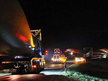 Extrem-Lieferung: Drei mal 15 Tonnen Stahl rollen Lkw-Fahrer über die B287 in Richtung Schindberg. Die Fracht aus dem hohen Norden ist seit zwei Tagen unterwegs.  Fotos: Carmen Schmitt