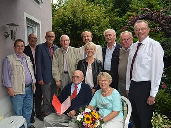 Eine seltene Auszeichnung erhielt Hans Otto Hunsdiek (vorne sitzend mit Ehefrau Ilse Hunsdiek), der seit 65 Jahren Mitglied der SPD ist und nun 80 Jahre alt wurde. Das Bild zeigt ihn gemeinsam mit einigen Gratulanten. Foto: K.- H. Hofmann