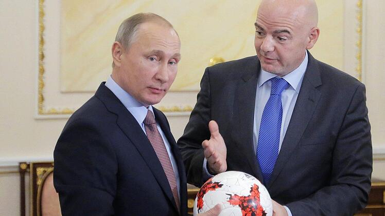Russlands Präsident Wladimir Putin (hier mit Fifa-Boss Gianni Infantino) ist immer am Ball - auch wenn es um Korruption und die Verletzung von Menschenrechten geht. Foto: Maxim Shipenkov, dpa