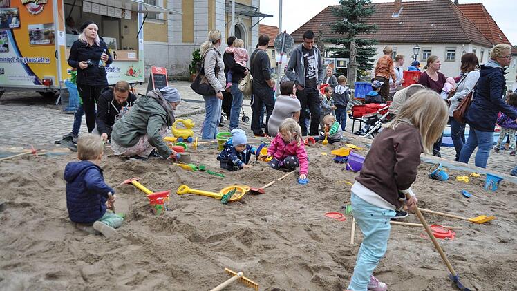 Der Riesensandkasten lockte die spielbegeisterte Jugend zu immer neuen Grabungen, und auch mancher Sandkuchen wurde gebacken. Foto: Ingrid Kohles