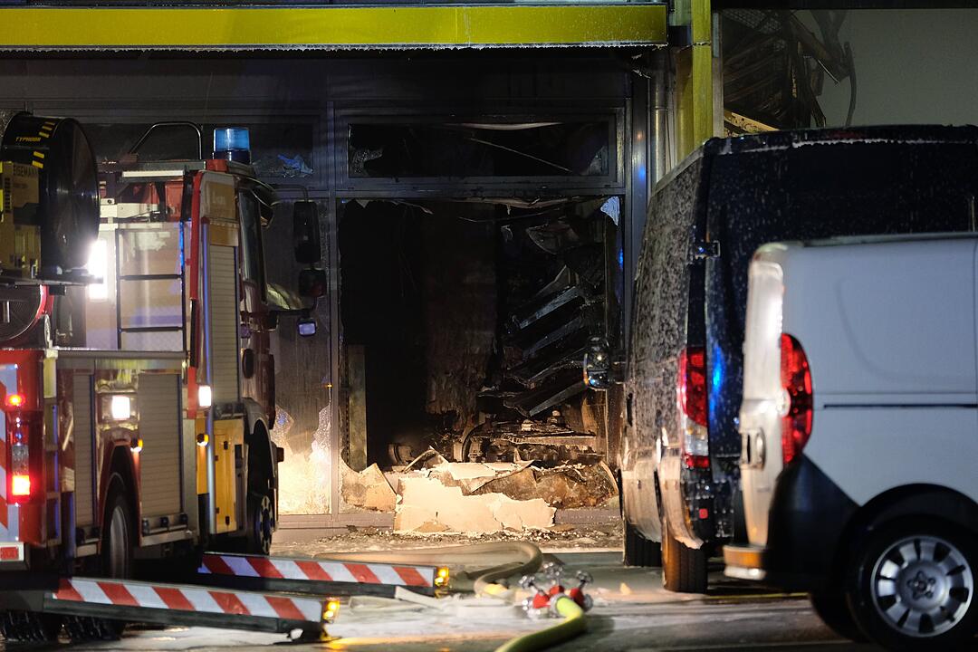Großbrand zerstört Industriegebäude in Nürnberg
