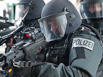 Wenn es nach der Staatsregierung geht, soll die Polizei künftig bei drohender Gefahr im Verzug ein Bündel an Maßnahmen ergreifen dürfen. Die FDP und andere Parteien sehen Grundrechte gefährdet.B. Roessler/dpa