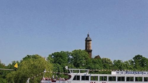 Vor der Kulisse der Stadt Volkach &ndash; Die Undine lädt zu Rundfahrten