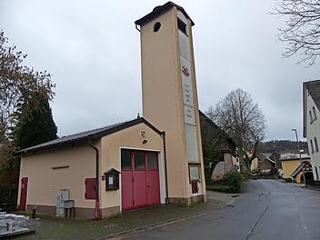 Das Gerätehaus in der Ortsmitte von Engelhardsberg ist für ein notwendiges neues Feuerwehrauto zu klein.