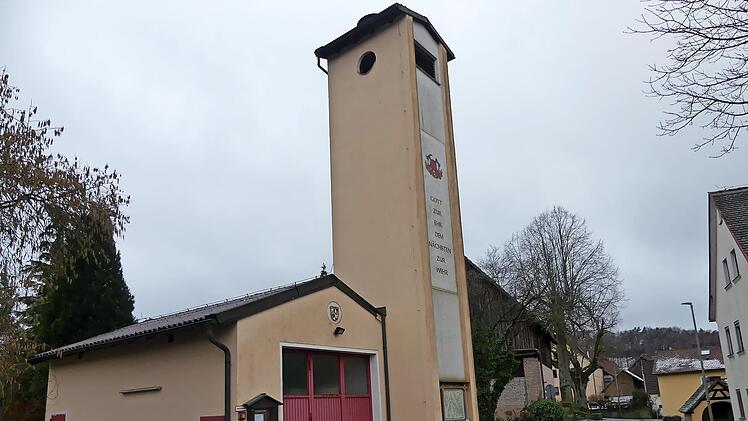 Das Gerätehaus in der Ortsmitte von Engelhardsberg ist für ein notwendiges neues Feuerwehrauto zu klein.