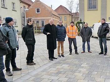 Beim Ortstermin auf dem Bonifatiusplatz ging es vor allem um die zu tiefen und deshalb gefährlichen Regenrinnen.Foto: Anton Then