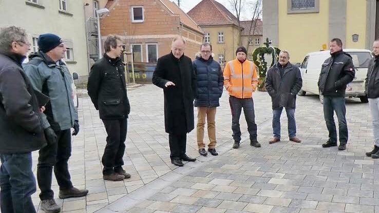 Beim Ortstermin auf dem Bonifatiusplatz ging es vor allem um die zu tiefen und deshalb gefährlichen Regenrinnen.Foto: Anton Then