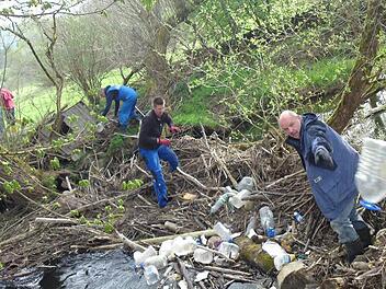 Keine Verbesserung der Situation: In diesem Bach in Stadtsteinach wurden dutzendweise Plastikflaschen angespült. Die Helfer bei der Bachreinigungsaktion waren entsetzt. Fotos: Sonja Adam