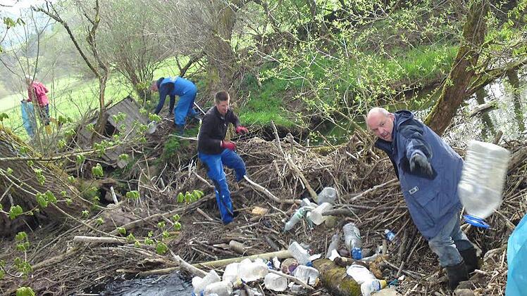 Keine Verbesserung der Situation: In diesem Bach in Stadtsteinach wurden dutzendweise Plastikflaschen angespült. Die Helfer bei der Bachreinigungsaktion waren entsetzt. Fotos: Sonja Adam