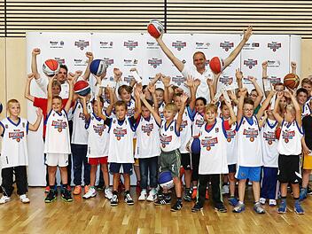 Bevor die Sieben- bis Fünfzehnjährigen den Profis beim Champions Cup zusehen konnten, durften sie zuerst ihr Können beweisen. Foto: kinder+Sport / Löb