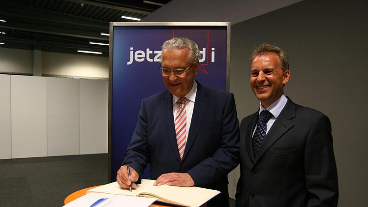 Frank Seuling, freute sich über den Eintrag des Innenministers Joachim Herrmann ins Goldene Buch seines Unternehmens.