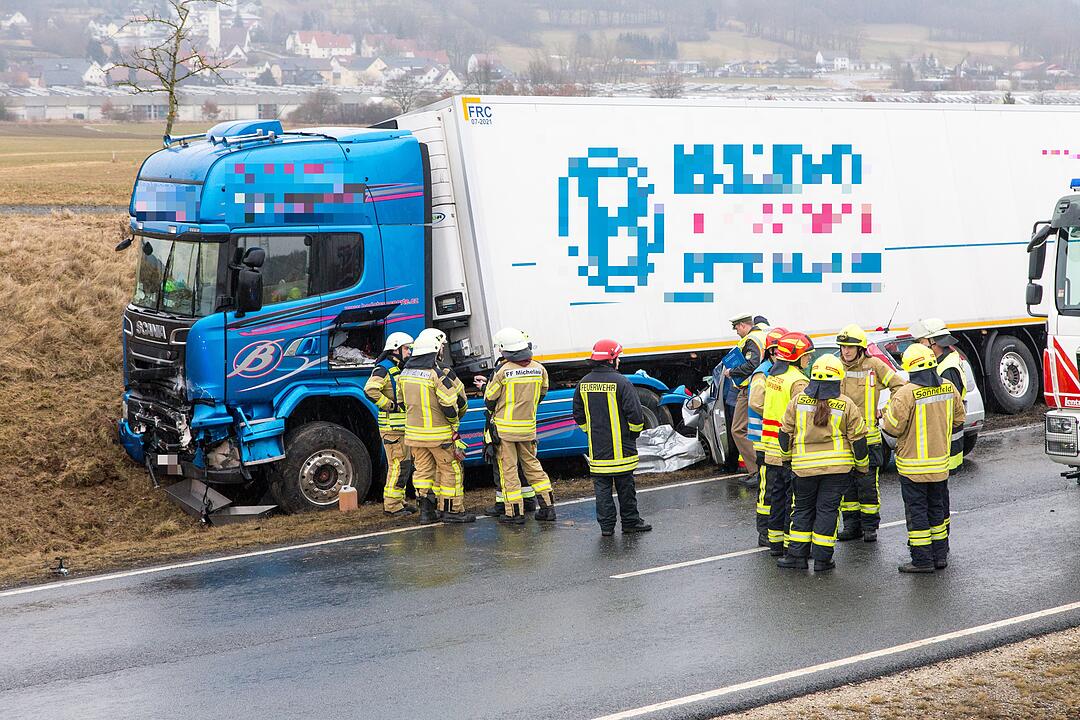Tödlicher Unfall auf B303: Auto kracht in Lkw und wird mitgerissen