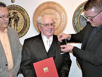 Alfons Holzinger (Mitte) ist seit 60 Jahren Mitglied der SPD. Unser Bild zeigt ihn mit Ortsvorsitzendem Ralf Beutner (links) und dem Bezirkstagskandidaten Holger Grießhammer.  Foto: Werner Reißaus