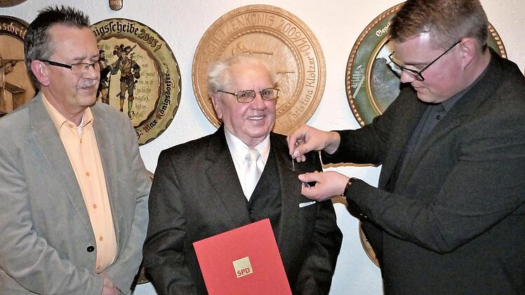 Alfons Holzinger (Mitte) ist seit 60 Jahren Mitglied der SPD. Unser Bild zeigt ihn mit Ortsvorsitzendem Ralf Beutner (links) und dem Bezirkstagskandidaten Holger Grießhammer.  Foto: Werner Reißaus