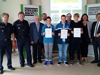 Die Gewinner des Schülerlotsen-Wettbewerbs (von links): Marius Hanke, Marcel Scherbel, Alexander Backer (es fehlt Felix Fehn). Mit im Bild von links Uwe Herrmann (Leiter PI Kronach),  Markus Löffler (Leiter PI Ludwigsstadt), Bernd Steger (weiterer Landratsstellvertreter), Thomas Baier (stv, Vorsitzender Kreisverkehrswacht), Thomas Mayer (3. Bürgermeister von Küps), Schulrätin Kerstin Zapf und  Bürgermeister Rainer DetschK.- H. Hofmann