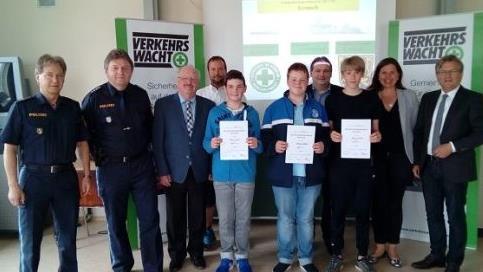Die Gewinner des Schülerlotsen-Wettbewerbs (von links): Marius Hanke, Marcel Scherbel, Alexander Backer (es fehlt Felix Fehn). Mit im Bild von links Uwe Herrmann (Leiter PI Kronach),  Markus Löffler (Leiter PI Ludwigsstadt), Bernd Steger (weiterer Landratsstellvertreter), Thomas Baier (stv, Vorsitzender Kreisverkehrswacht), Thomas Mayer (3. Bürgermeister von Küps), Schulrätin Kerstin Zapf und  Bürgermeister Rainer DetschK.- H. Hofmann