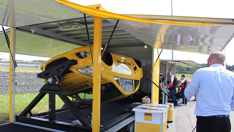 Überschlagsimulator des ADAC- da sitzen Personen drin