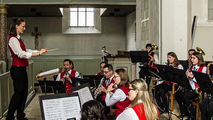 Reichlich Applaus erhielt das Musikverein Stadt Rödental unter Leitung von Lena Wegener bei seinem Konzert in der Heilig-Kreuz-Kirche Coburg.Foto: Jochen Berger