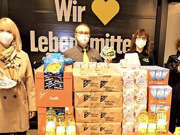 Mit einer Spende von insgesamt 1 500 Euro sorgten der VdK-Kreisverband Kulmbach und der Edeka- Markt im "Fritz" bei der Kulmbacher Tafel für große Freude. Von links VdK-Kreiskassierer Alfred Baumgärtner, VdK-Kreisgeschäftsführerin Yvonne Nowak, Marktinhaber Michael Seidl, Edeka-Mitarbeiterin Jeanette Preißinger sowie Martina Bütterich und Detlef Kosow von der Tafel.