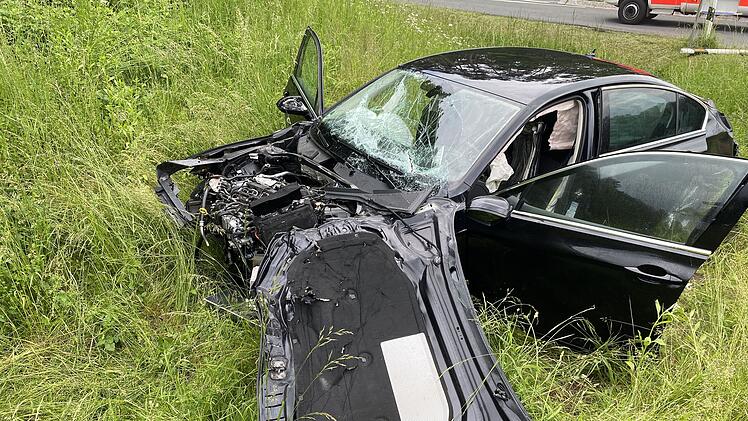 Rettungswagen verunfallt auf Einsatzfahrt: Drei Personen verletzt