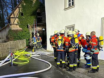 G&ouml;&szlig;weinstein: Scheunenbrand l&ouml;st Gro&szlig;einsatz aus - Brandursache gekl&auml;rt