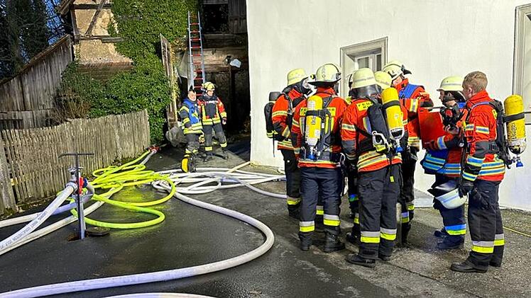 G&ouml;&szlig;weinstein: Scheunenbrand l&ouml;st Gro&szlig;einsatz aus - Brandursache gekl&auml;rt